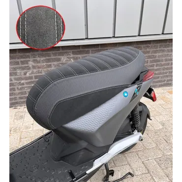 buddydek (made in EU) alcantara streep Sport antraciet past op piaggio1 (one)