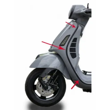 sierstrip Piaggio origineel beenschild 2018 links zwart glans past op gts 125cc, gts 300 (euro4), gts alle mod. 1b006679